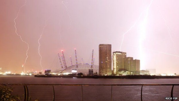 Lightning strikes over Britain 3-4 July 2015 (BBC).